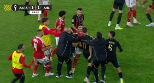 اشتباكات بين لاعبي الأهلي والجيش الملكي في دوري أبطال إفريقيا.. شاهد