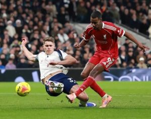 ليفربول يعلن خضوع إيزاك لعملية جراحية ومدة غيابه