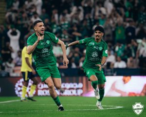 اشتباكات بين لاعبي الأهلي والنصر في الدوري السعودي.. فيديو
