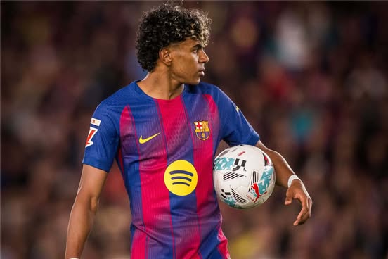 لامين يامال لاعب برشلونة