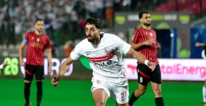 هل استحق لاعب اتحاد العاصمة الطرد أمام الزمالك في نهائي الكونفدرالية؟ خبير تحكيمي يوضح